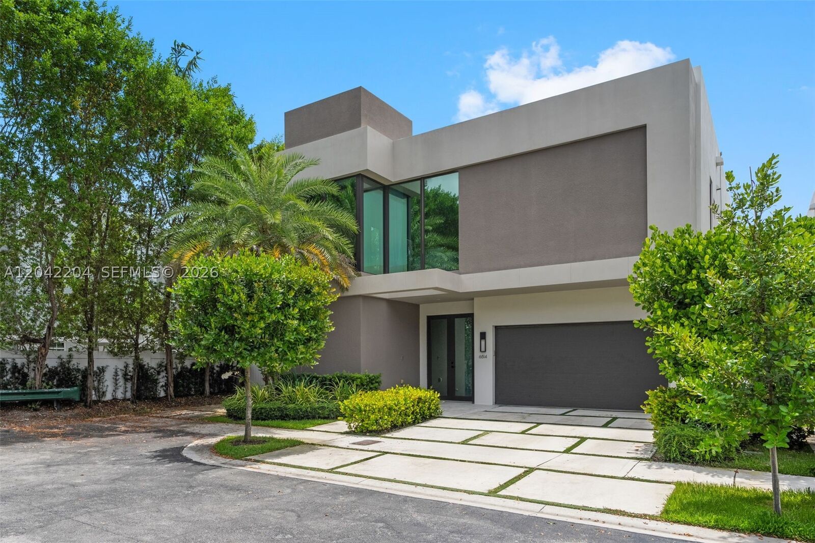 Property Photo: 6814 NW 104th Ct FL 33178