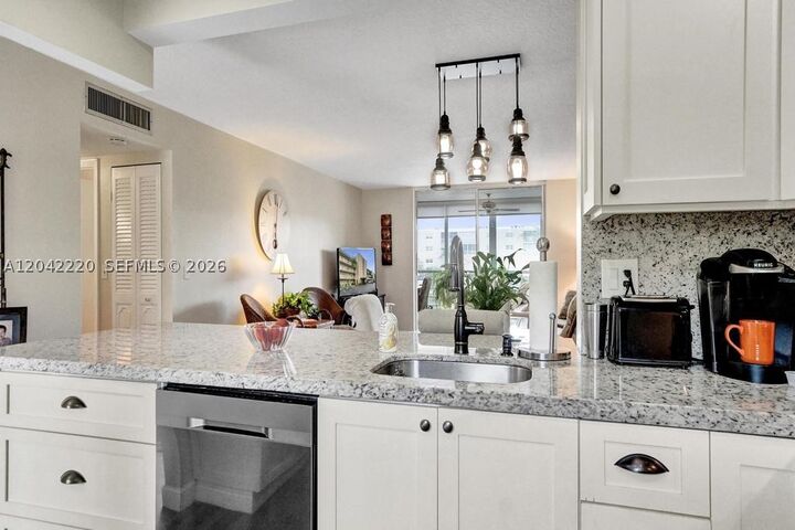 Property Photo: 415 SE 11th Ter 207 FL 33004