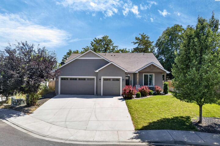 Property Photo: 642 E 32nd Court WA 99337