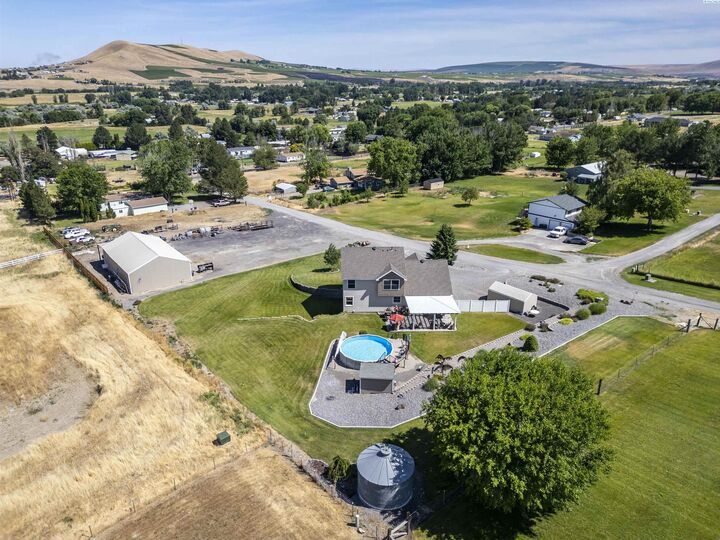 Property Photo:  504 W Wagon Wheel Pr NW  WA 99320 
