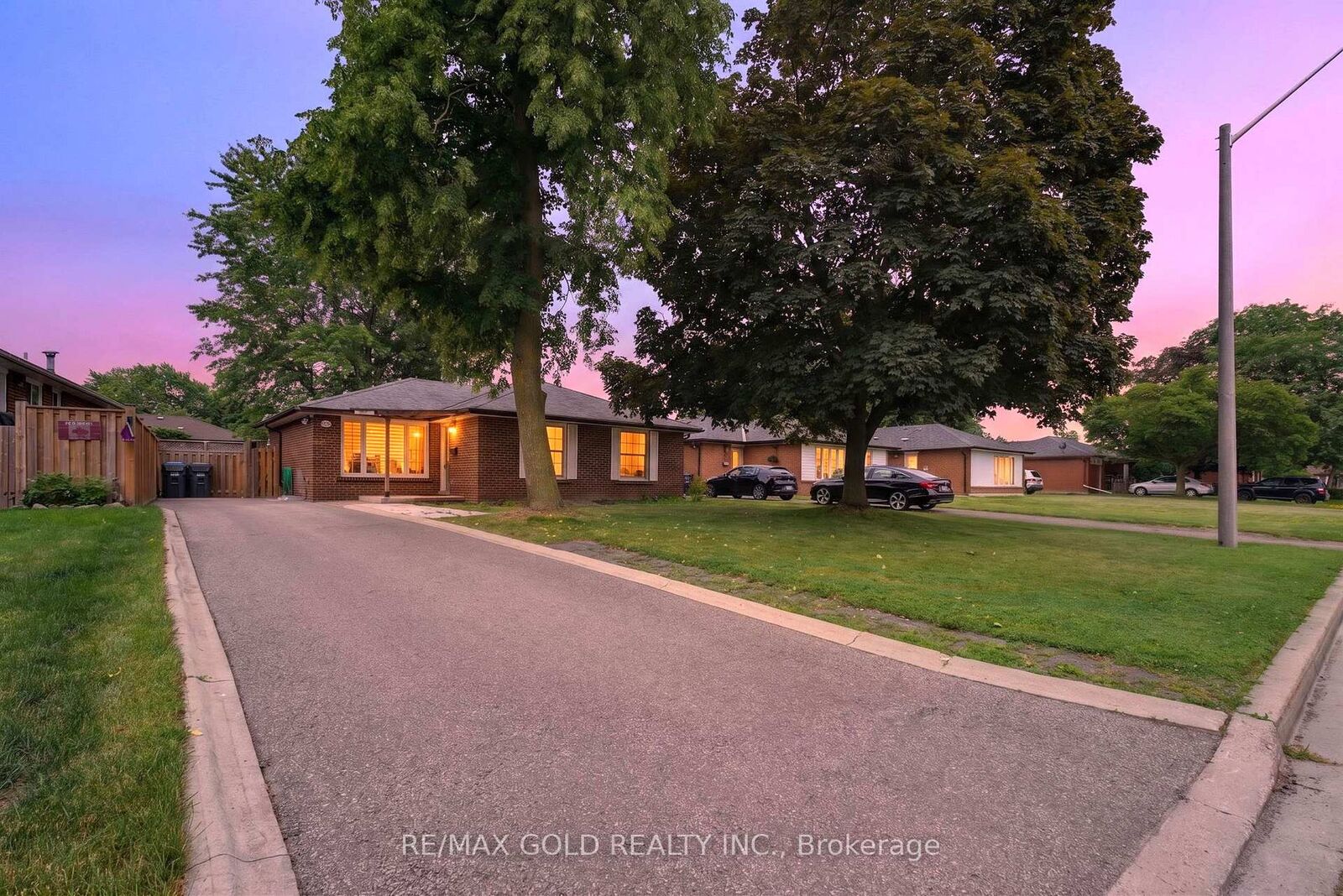 Property Photo: 40 Devonshire Drive ON L6T 3G3