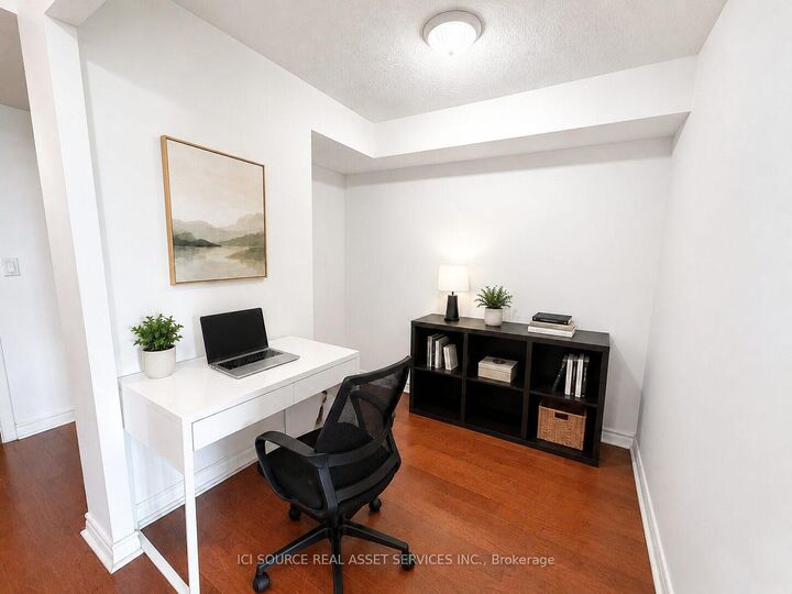 Property Photo:  33 Elm Drive W 607  ON L5B 4M2 