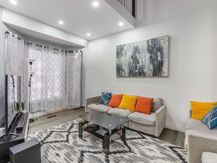 Property Photo:  8 Mohican Drive  ON N4T 1H5 