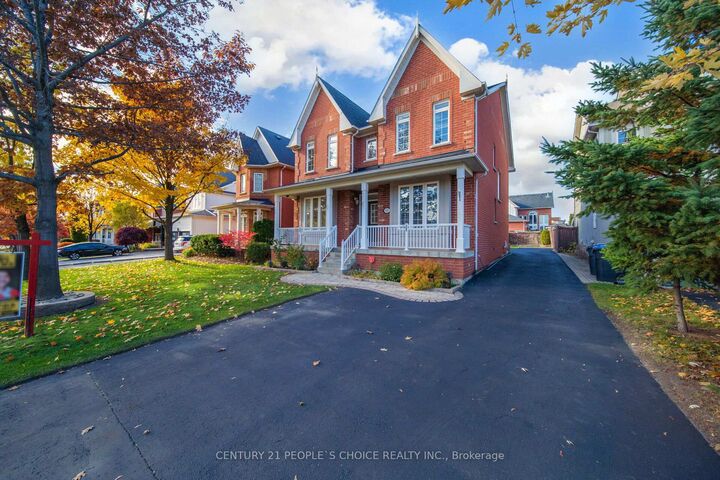Property Photo: 915 Gaslight Way ON L5W 1A2