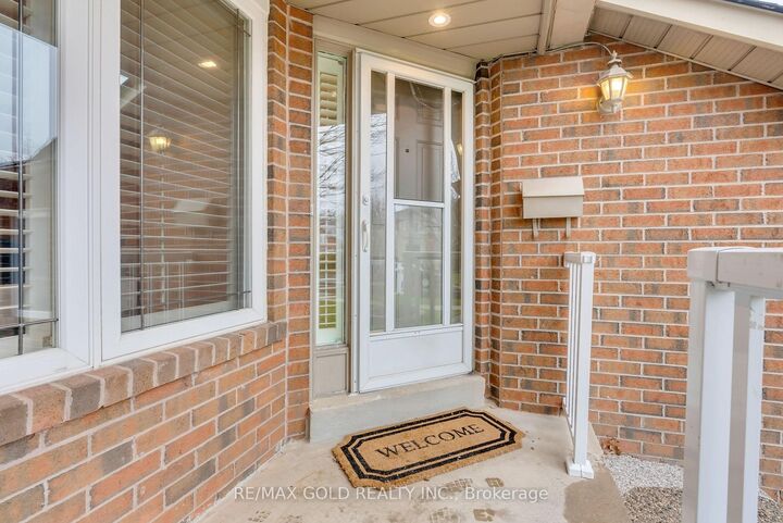 Property Photo: 2911 Tradewind Drive ON L5N 6L2