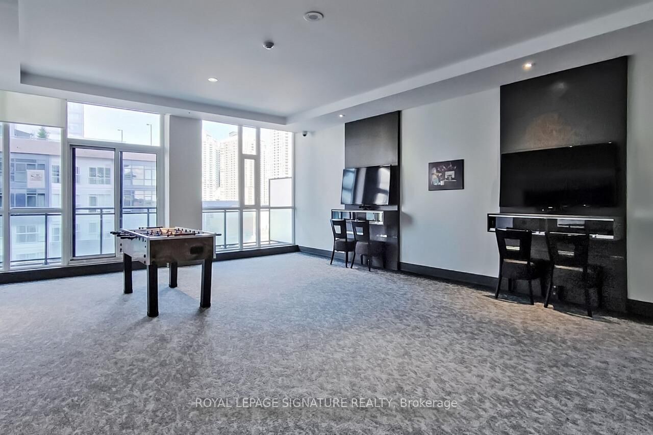 Property Photo: 4070 Confederation Parkway 2109 ON L5B 0E9