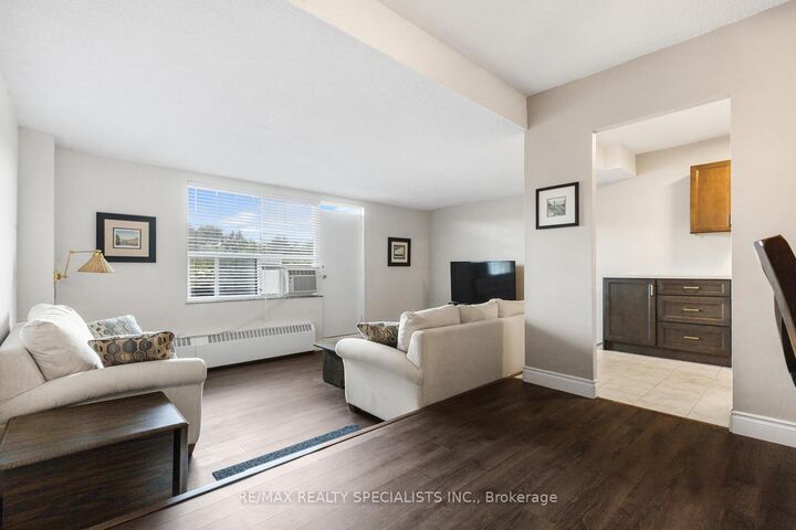 Property Photo: 49 Queen Street 301 ON L5G 4N6