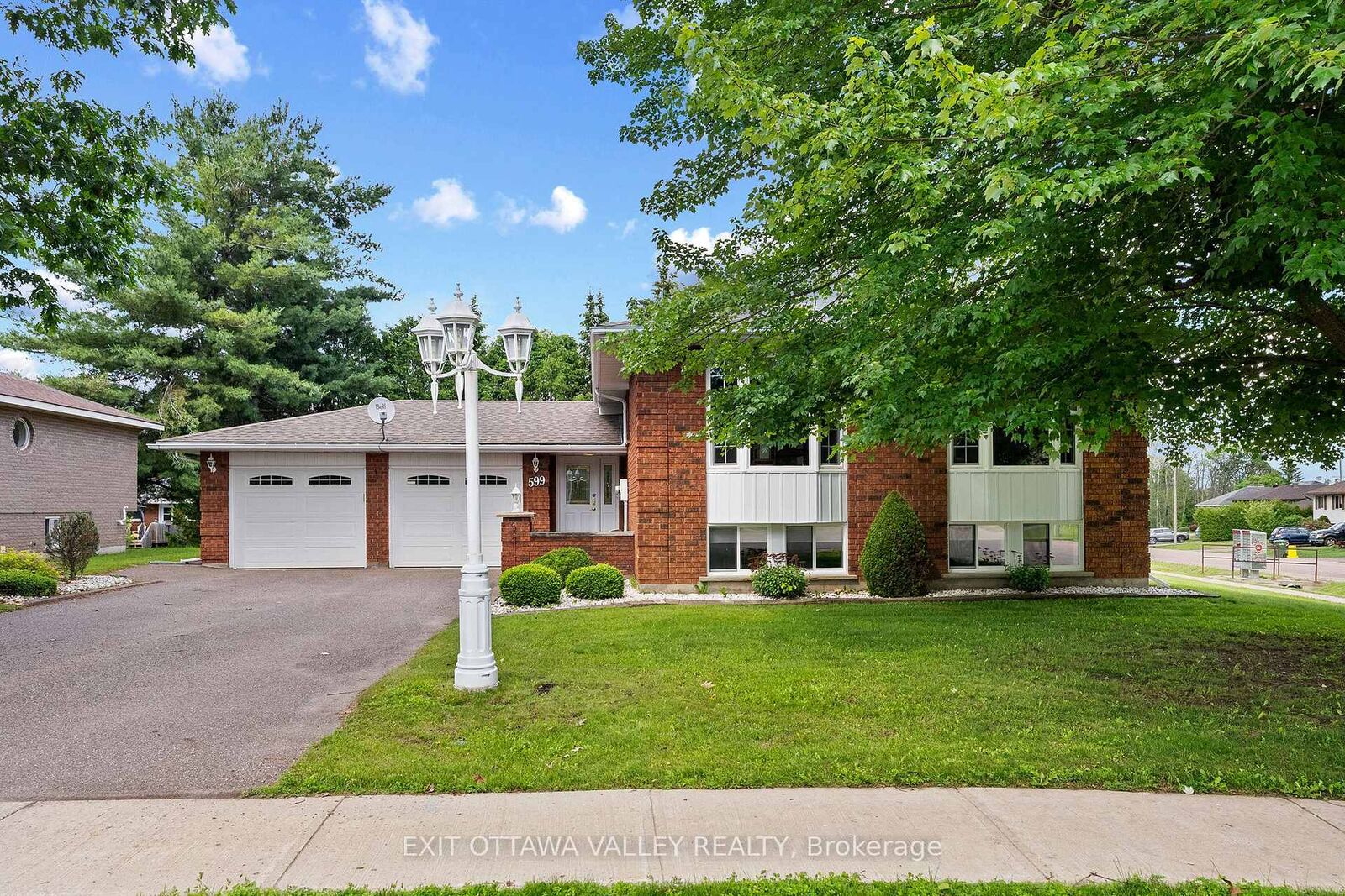 Property Photo:  599 Hillside Avenue  ON K8A 8G4 