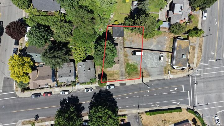 Property Photo: 710 Fitzwilliam St BC V9R 3B6