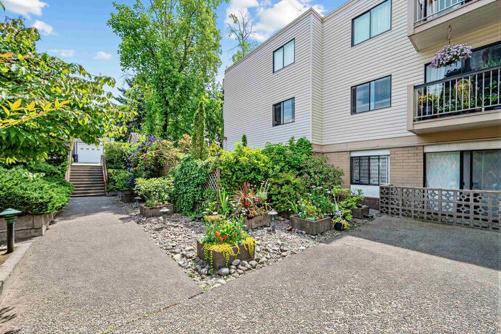 Photo de la propriété: 590 Whiting Way 201 BC V3J 3R9