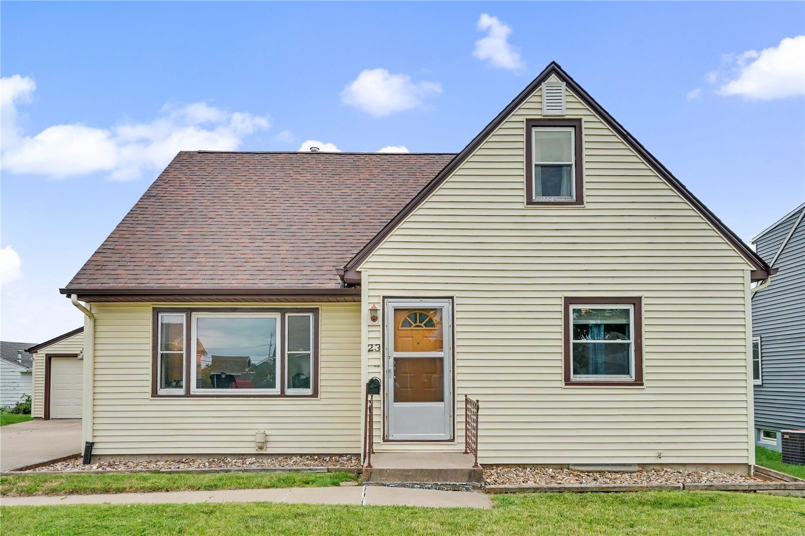Property Photo:  23 24th Avenue SW  IA 52404 