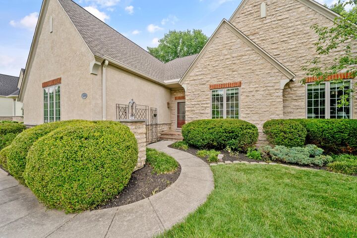 Property Photo:  982 Adin Trail  OH 43235 