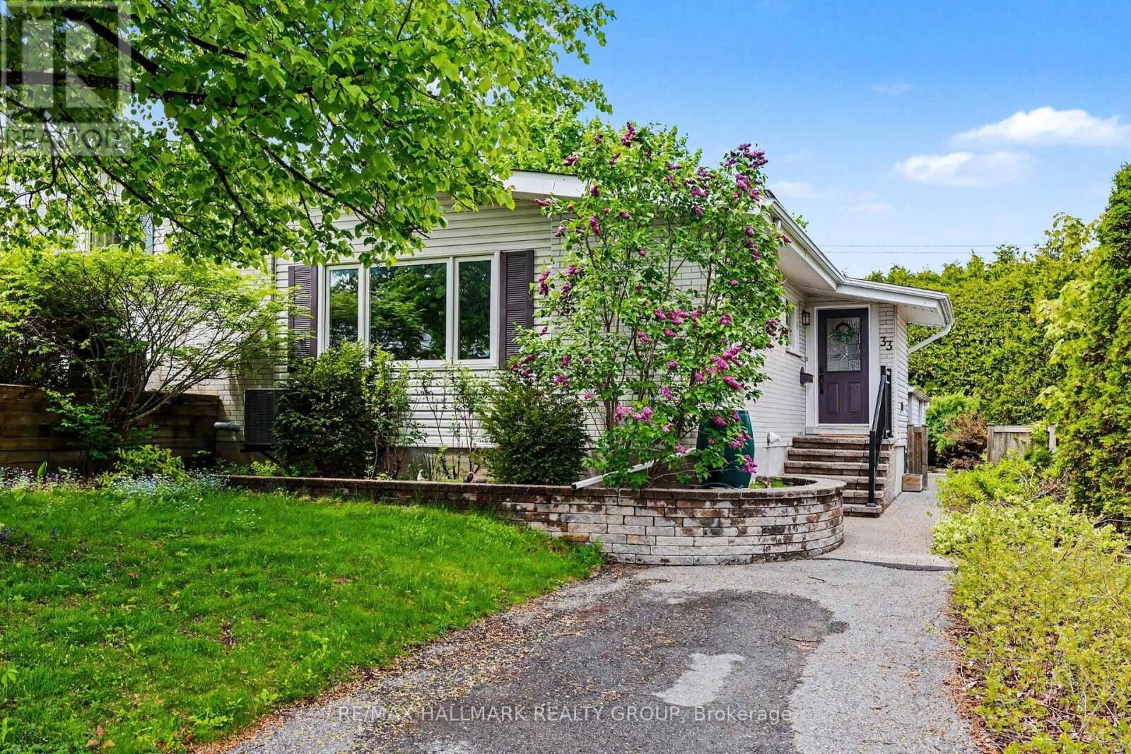Property Photo:  33 Newbury Avenue  ON K2E 6K7 