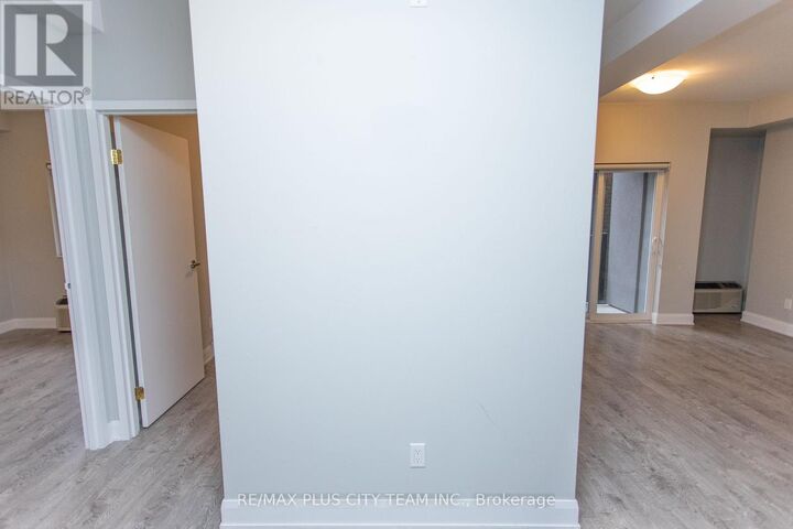 Property Photo:  686 Bathurst Street 202  ON M5S 2R3 
