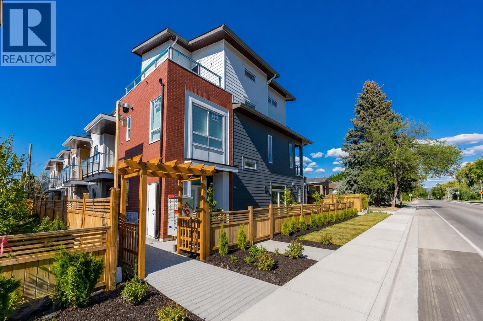 Property Photo: 760 Raymer Avenue 1 BC V1Y 4Z8