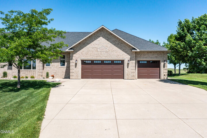 Property Photo:  3900 Ridge Way  ND 58503 