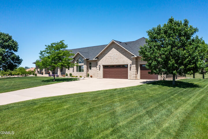 Property Photo:  3900 Ridge Way  ND 58503 