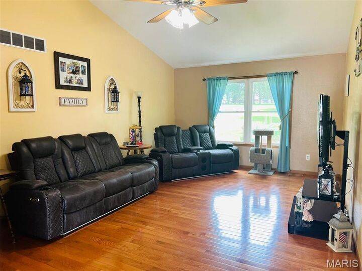 Property Photo: 1408 Rosewood Terrace MO 63552