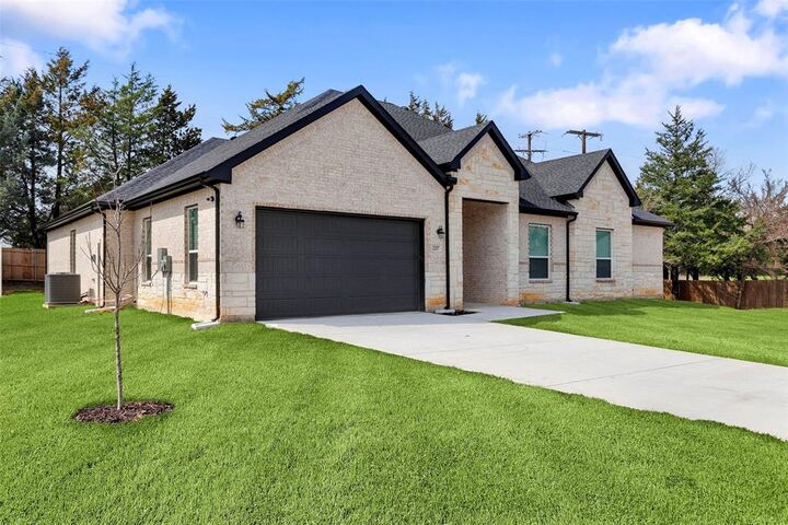 Property Photo: 2217 S Peachtree Court TX 75020