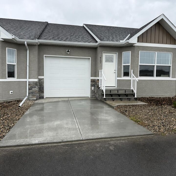 Property Photo: 419 Meadowlark Way AB T0L 2B0