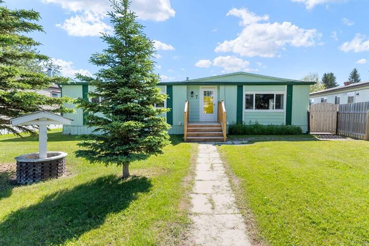 7 Tamarack Crescent NW — photo 1