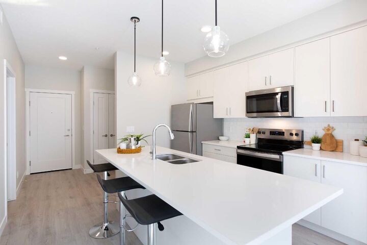 Property Photo:  660 Shawnee Square 111  AB T2Y 0X6 