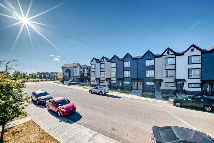 Property Photo: 30 Evanscrest Park NW AB T3P 1R3