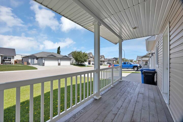 Property Photo: 9 Mackenzie Way AB T0M 0N0