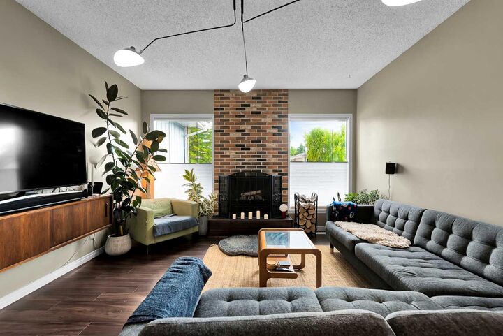 Property Photo:  131 Deer Run Close SE  AB T2J 5P7 