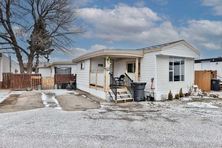 Property Photo:  5301 2nd Street Unit 88  AB T0L 0V0 