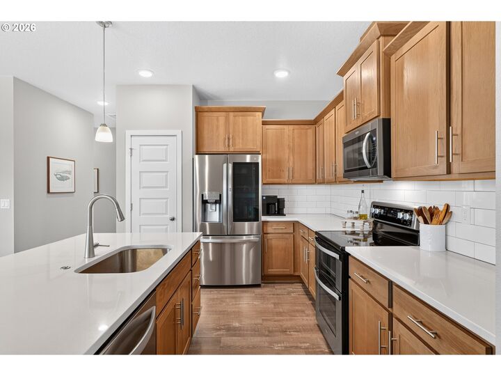 Property Photo:  708 E Taft St  OR 97111 