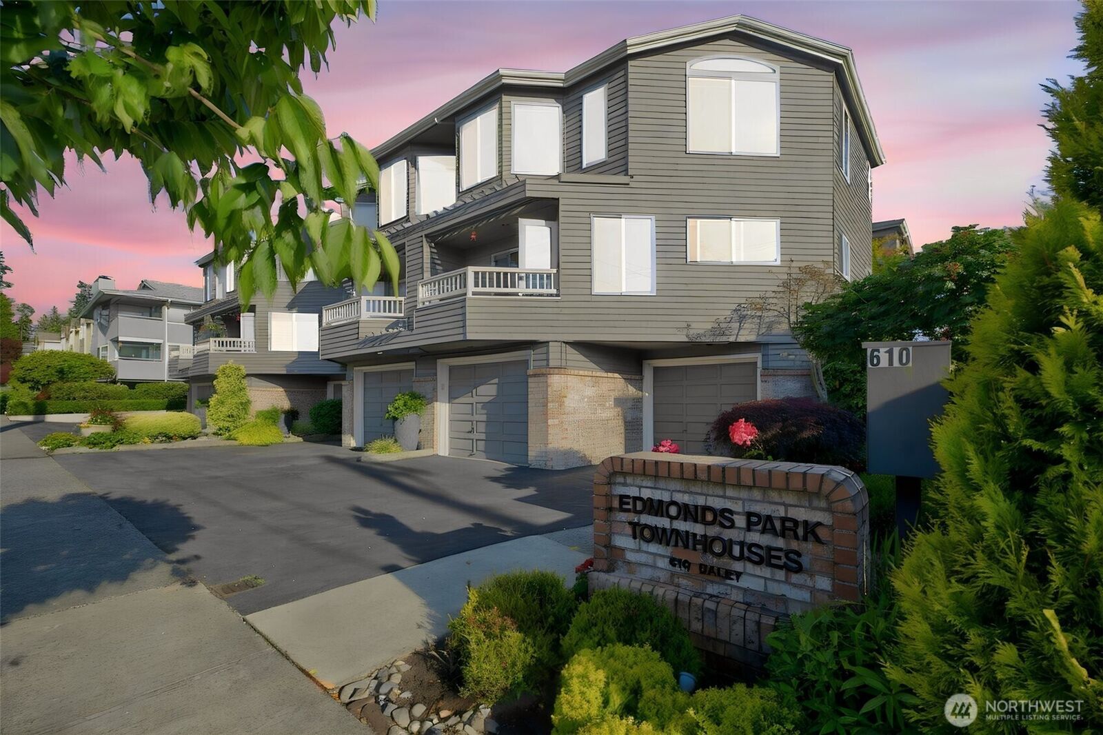 Property Photo:  610  Daley Street E  WA 98020 