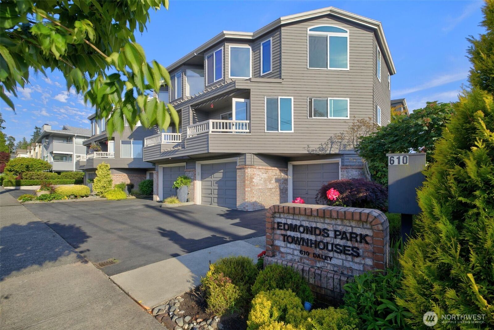 Property Photo: 610 Daley Street E WA 98020
