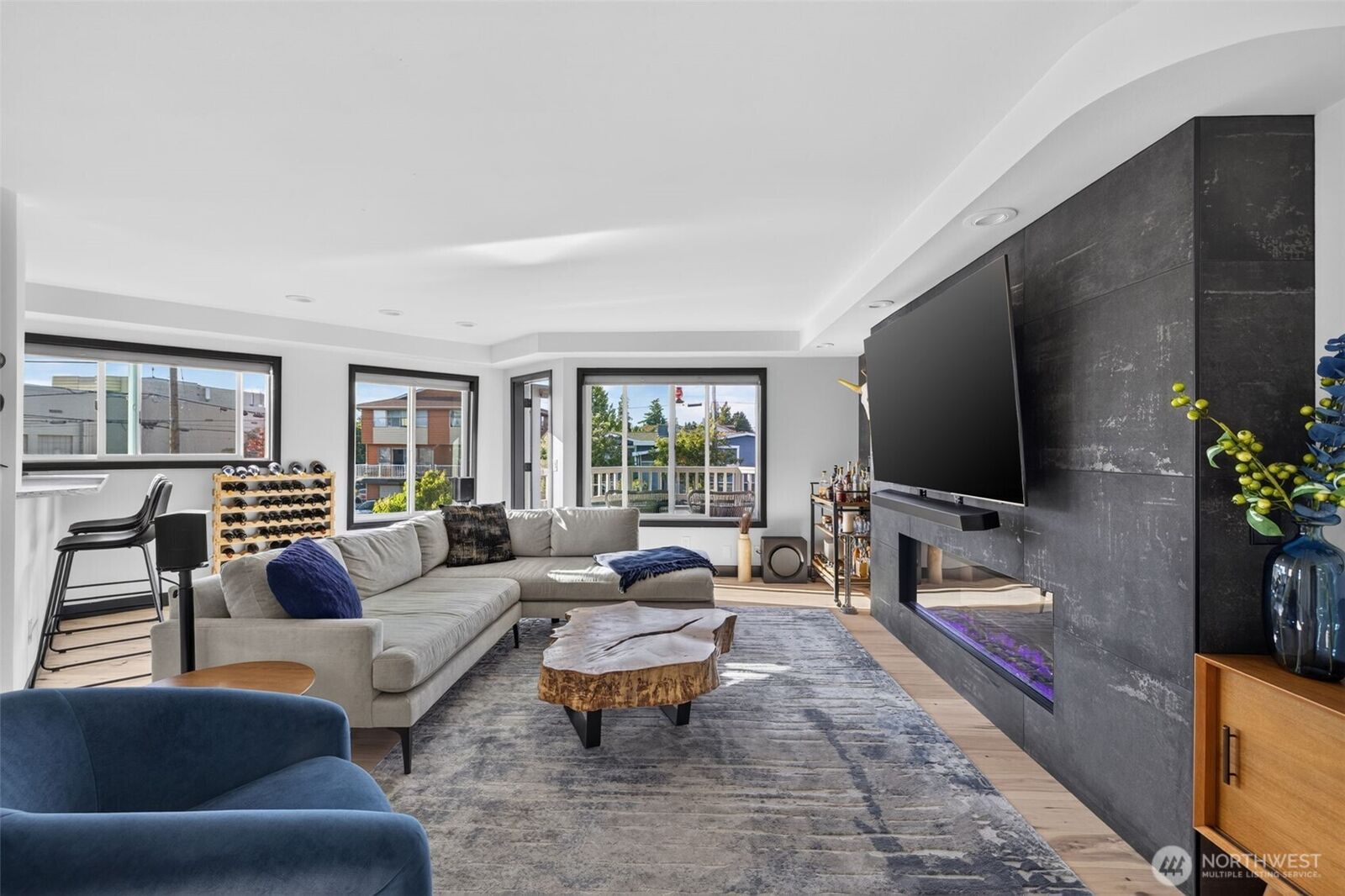 Property Photo:  610  Daley Street E  WA 98020 