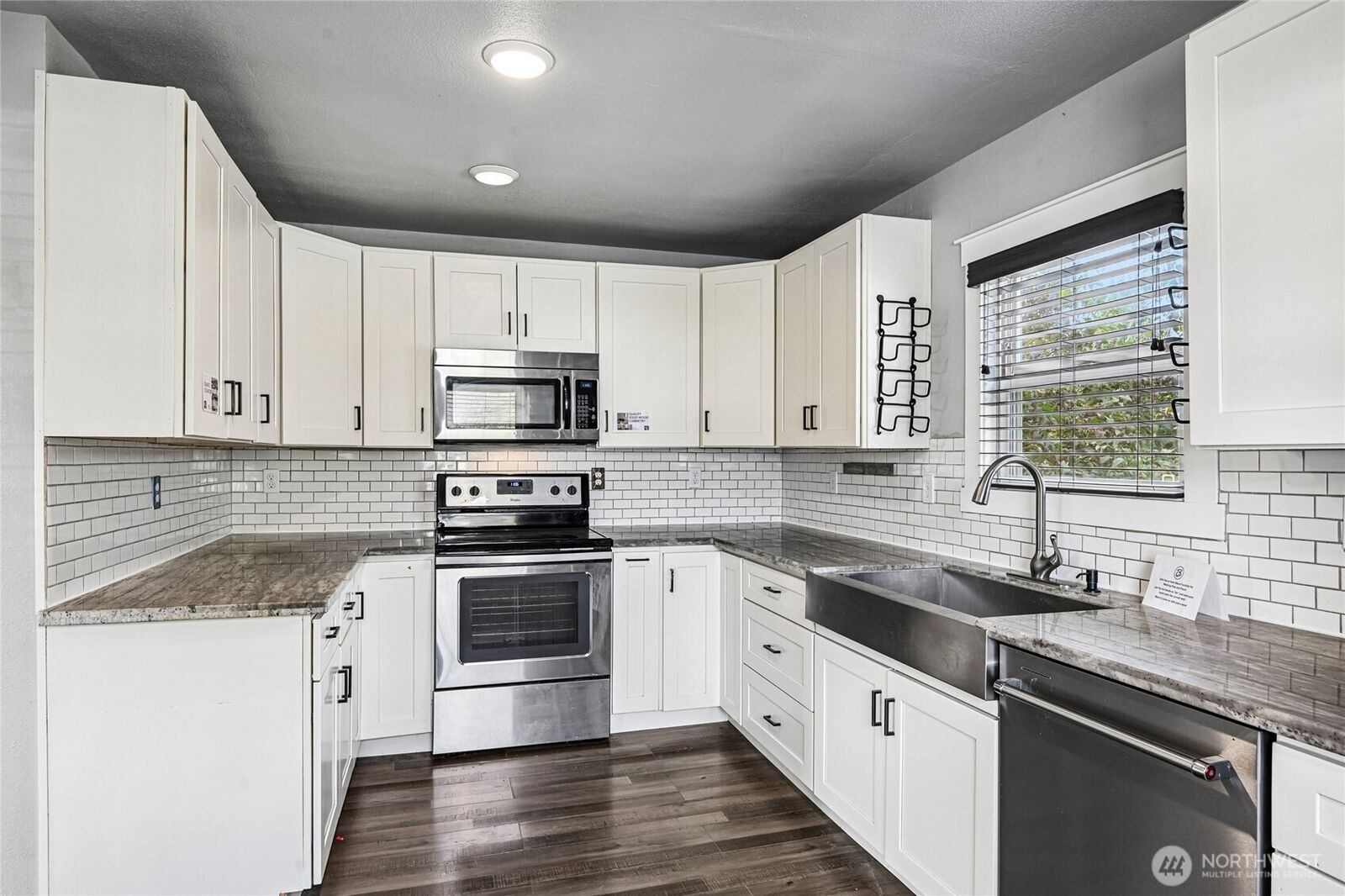 Property Photo:  1204  4th Avenue SE  WA 98372 