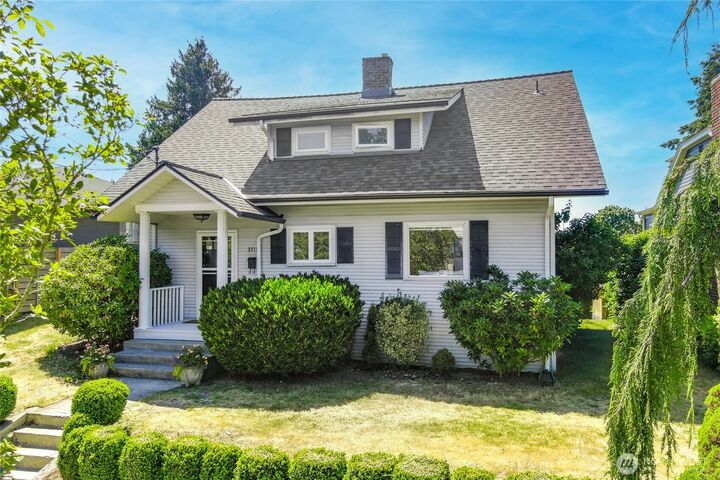 Property Photo:  3715  Walnut Avenue SW  WA 98116 