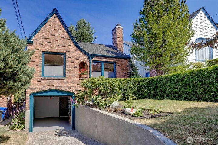 Property Photo:  2714  Queen Anne Avenue N  WA 98109 