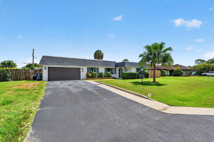 Property Photo:  110 W Coconut Drive  FL 33467 