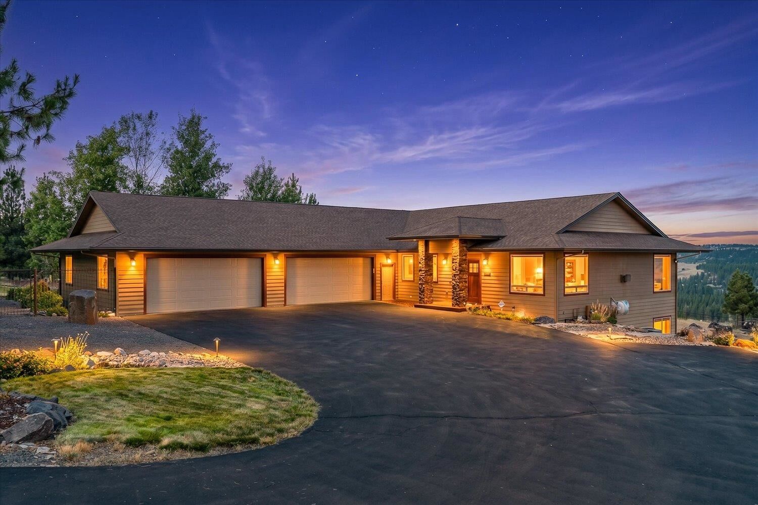 Property Photo: 5006 N Indian Bluff Ln WA 99224
