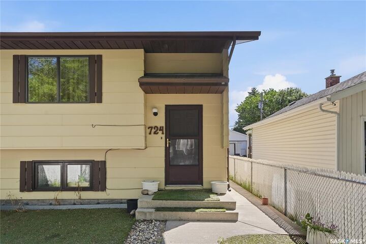 Property Photo:  724 M Avenue S  SK S7M 2L4 