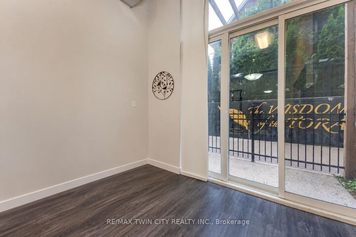 Property Photo:  253 Albert Street 103  ON N2L 3T7 