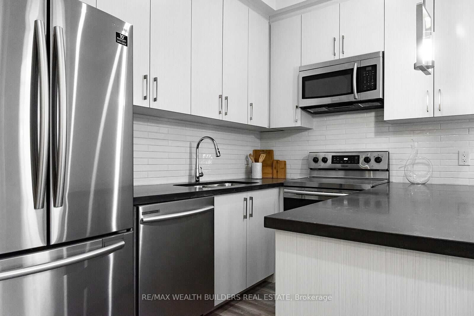 Property Photo:  207 Jarvis Street 7  ON M5J 2C1 