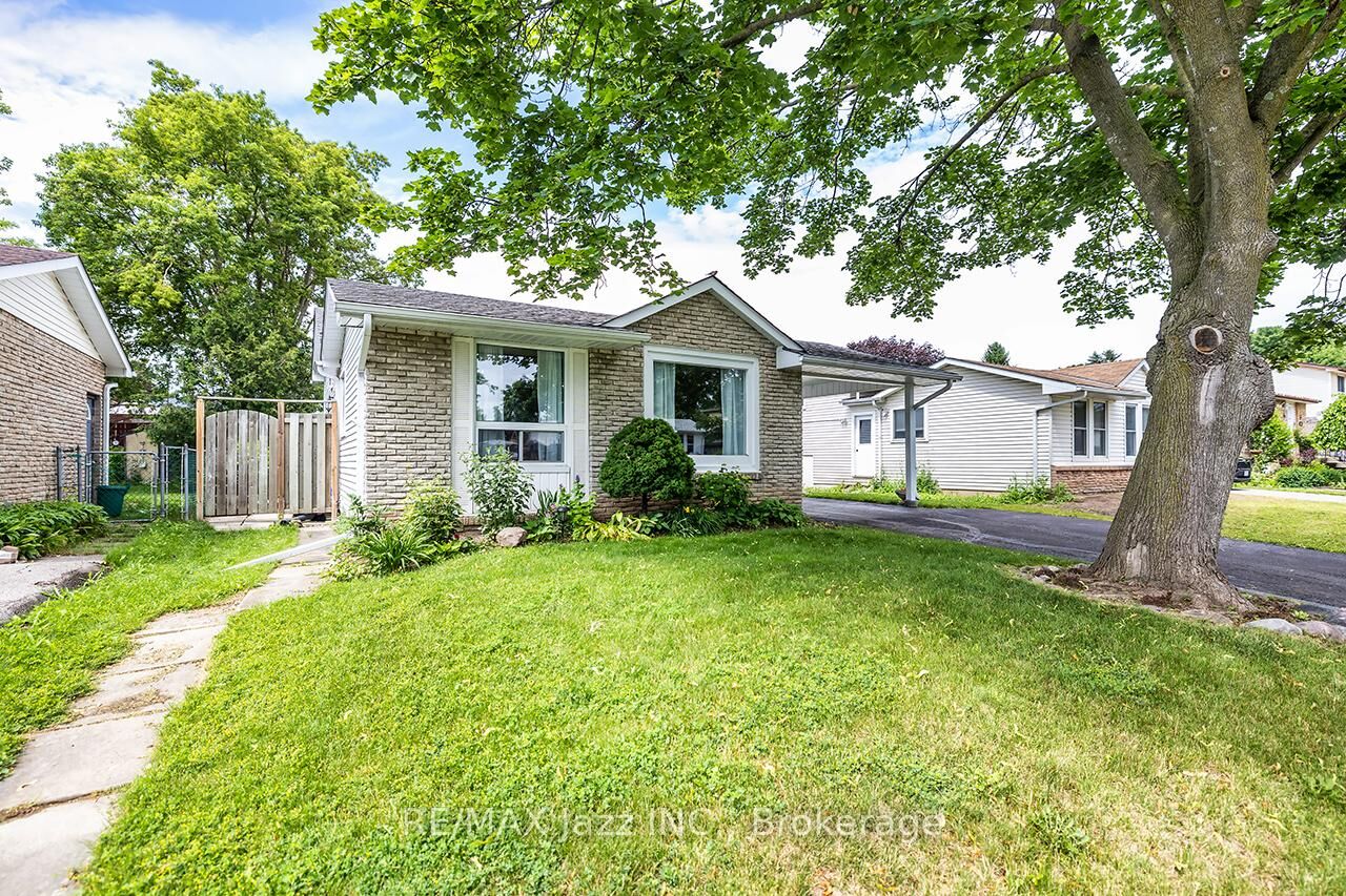Property Photo:  22 Deerpark Crescent  ON L1C 3M3 