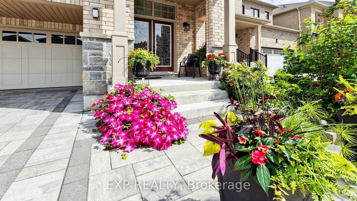Property Photo:  34 Buttonleaf Crescent  ON L4A 4P5 