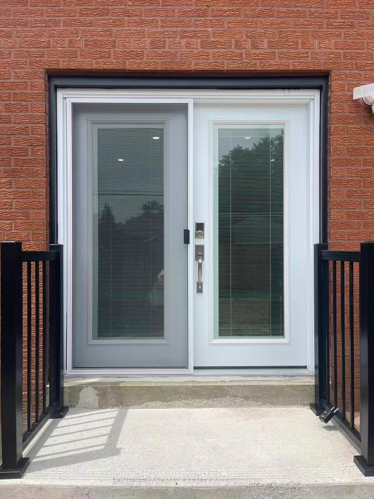 Property Photo:  17 Rosemeade Avenue Unit 2  ON M8Y 3A2 