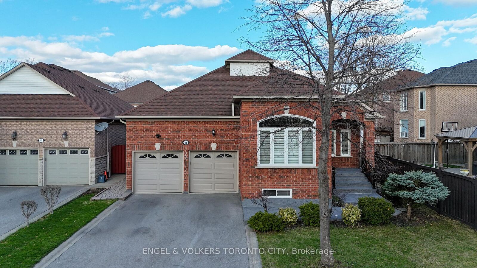 Property Photo: 11 Aventura Crescent ON L4H 2G2