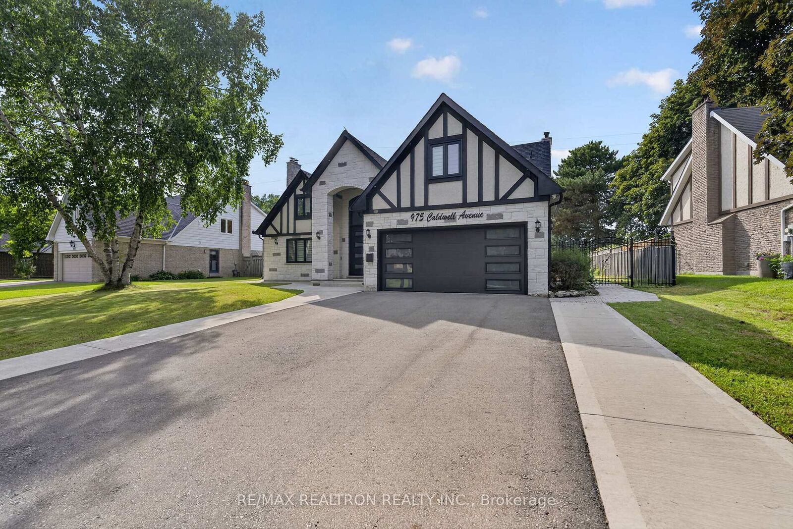 Property Photo:  975 Caldwell Avenue  ON L5H 1Z2 