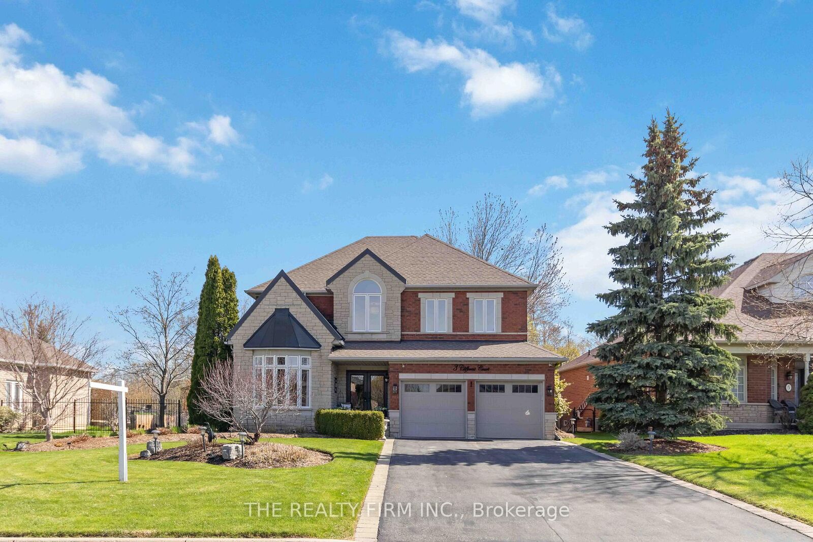 Property Photo: 3 Cliffcrest Court ON L7C 1C1