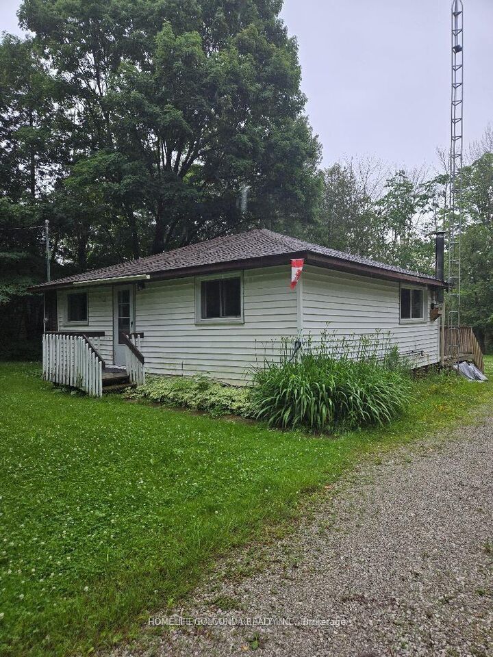 15 Poplar Crescent — photo 1