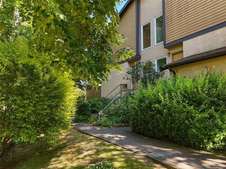 524 Crossandra Cres — photo 1